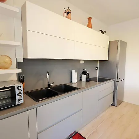 Gigi House Piazza Mazzini 150m Dal Mare Con Piscina E דירה